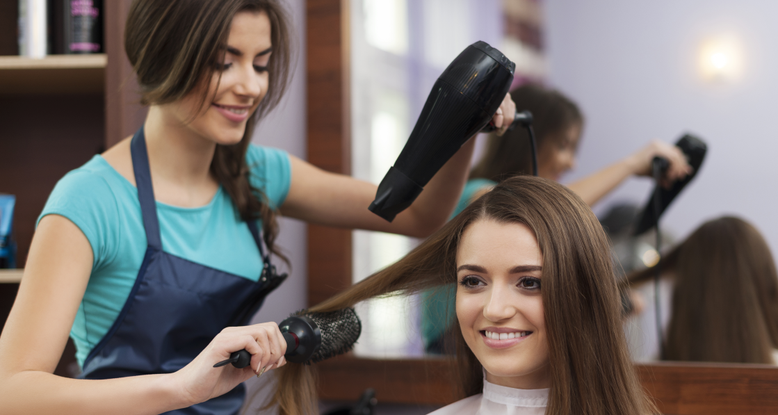 Focus sur le miroir coiffeur, l’indispensable du salon de coiffure