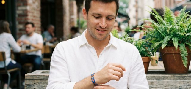 Accessoires masculins tendance : le retour en force des bracelets en cordon